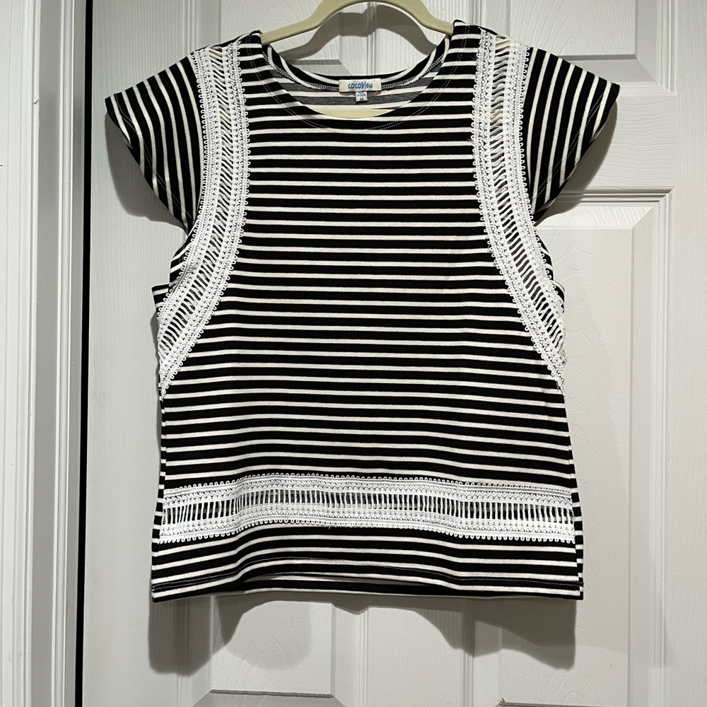 Black and White Boxy Graphic Cap Sleeve T-Shirt